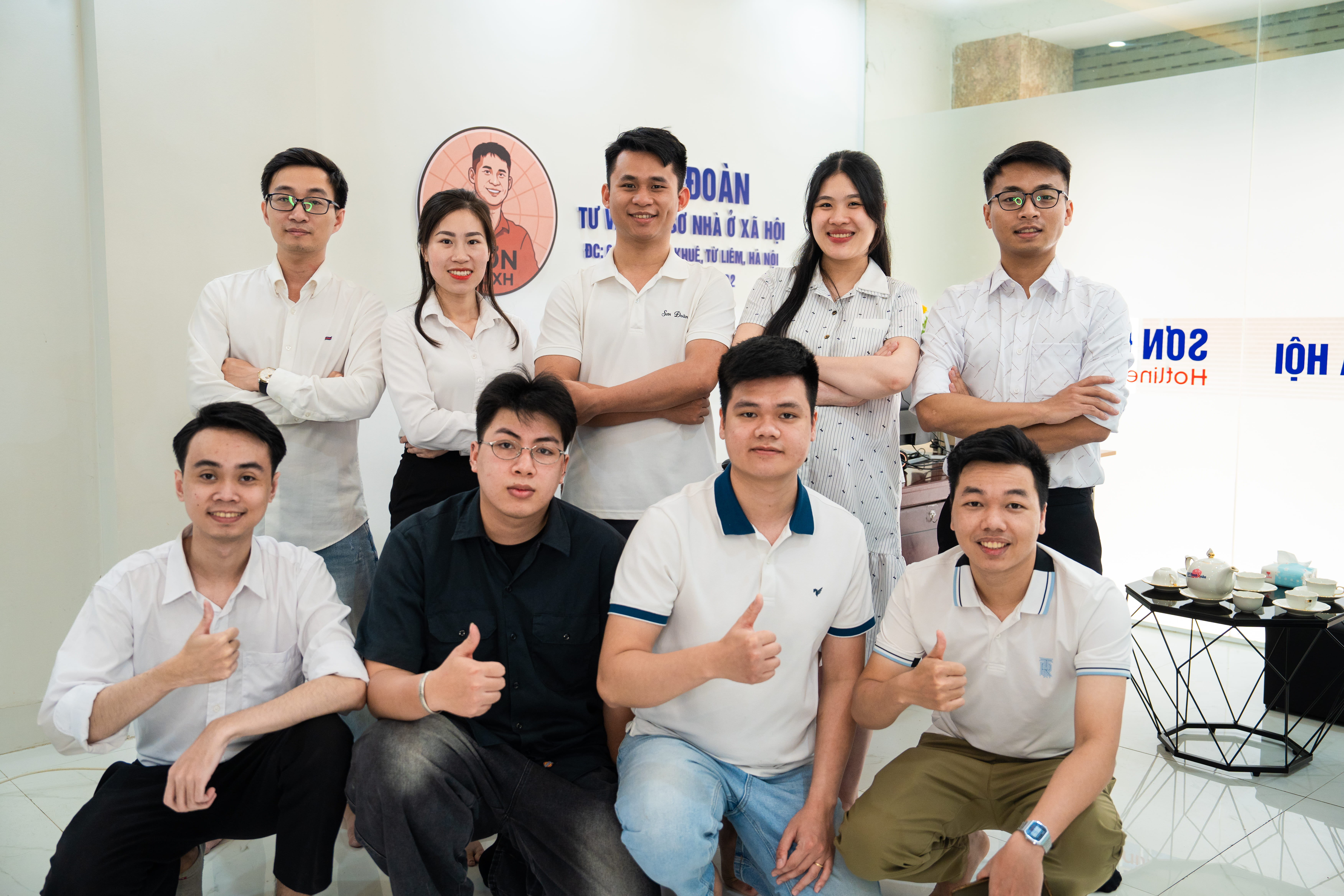 Khách hàng cầm giấy tờ đồng ý